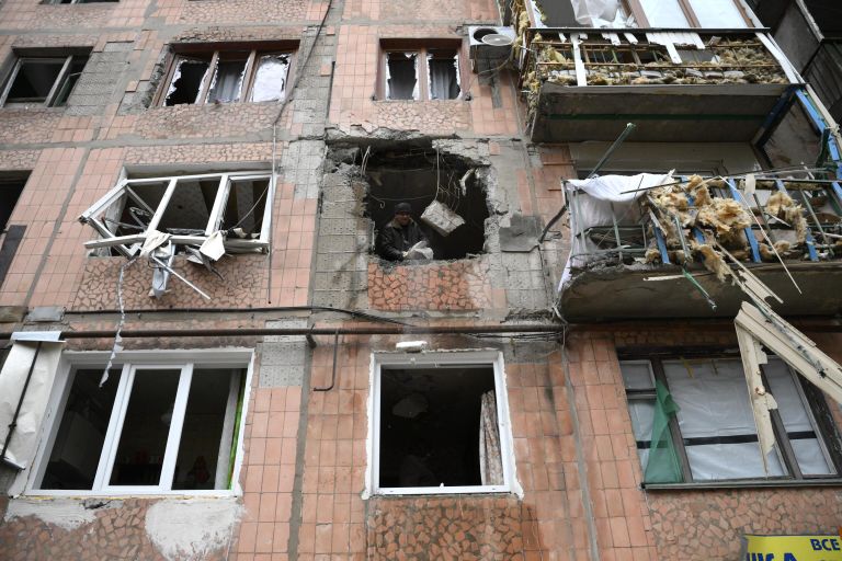Жилой дом в Горловке, пострадавший в результате попадания снаряда Жилой дом в Горловке, пострадавший в результате попадания снаряда