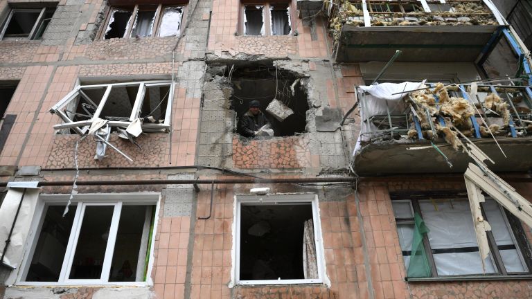 Жилой дом в Горловке, пострадавший в результате попадания снаряда Жилой дом в Горловке, пострадавший в результате попадания снаряда