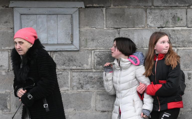 Жители города прячутся от обстрела на улице Парковская в Донецке Жители города прячутся от обстрела на улице Парковская в Донецке