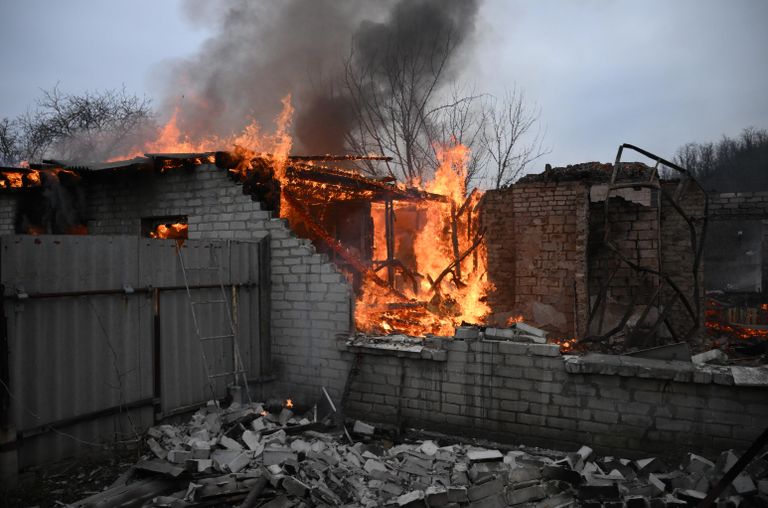 Пожар в жилом доме в Киевском районе Донецка, разрушенном в результате обстрела Пожар в жилом доме в Киевском районе Донецка, разрушенном в результате обстрела