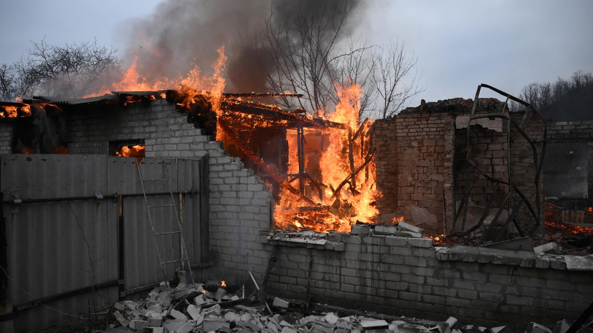Пожар в жилом доме в Киевском районе Донецка, разрушенном в результате обстрела - РИА Новости, 1920, 13.03.2022