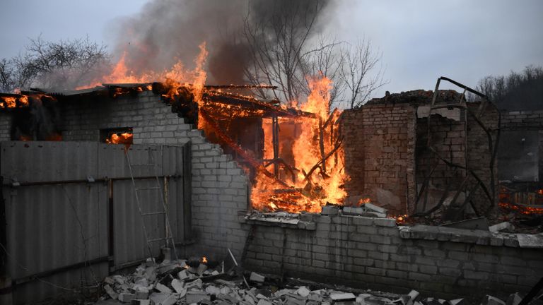 Пожар в жилом доме в Киевском районе Донецка, разрушенном в результате обстрела Пожар в жилом доме в Киевском районе Донецка, разрушенном в результате обстрела
