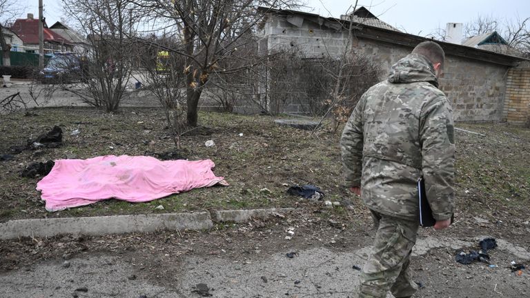 Военнослужащий у трупа сотрудника газовой службы, погибшего в результате обстрелов в Киевском районе Донецка Военнослужащий у трупа сотрудника газовой службы, погибшего в результате обстрелов в Киевском районе Донецка