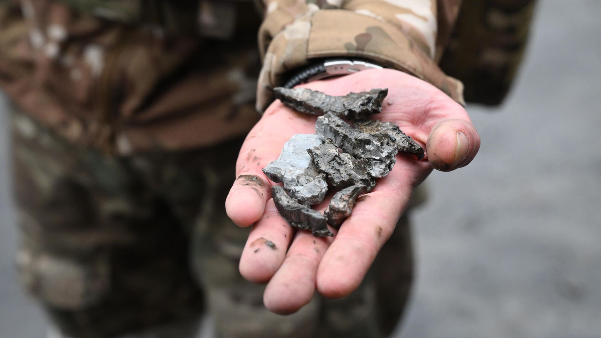 Военнослужащий демонстрирует осколки боеприпасов Военнослужащий демонстрирует осколки боеприпасов - РИА Новости, 1920, 19.04.2022