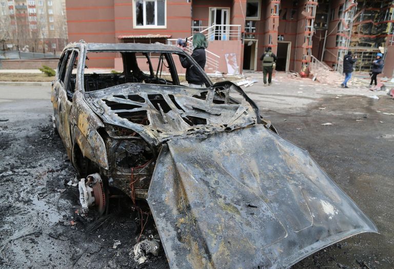 Сгоревший автомобиль во дворе многоэтажного жилого дома в Донецке, поврежденного в результате обстрела Сгоревший автомобиль во дворе многоэтажного жилого дома в Донецке, поврежденного в результате обстрела