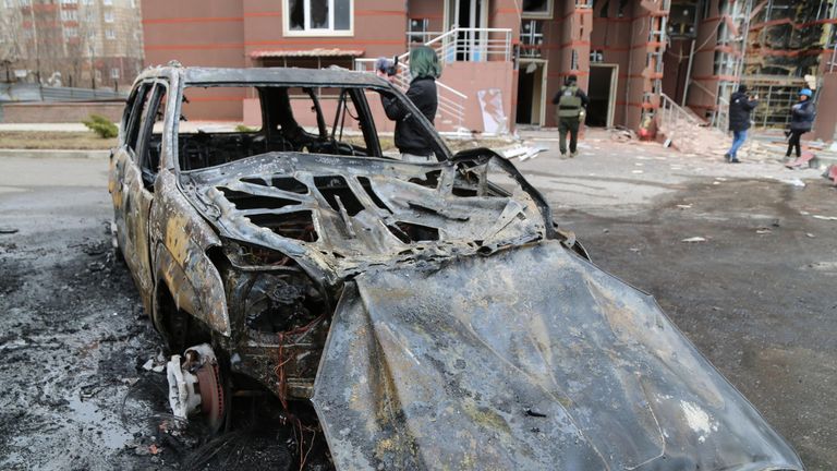 Сгоревший автомобиль во дворе многоэтажного жилого дома в Донецке, поврежденного в результате обстрела Сгоревший автомобиль во дворе многоэтажного жилого дома в Донецке, поврежденного в результате обстрела