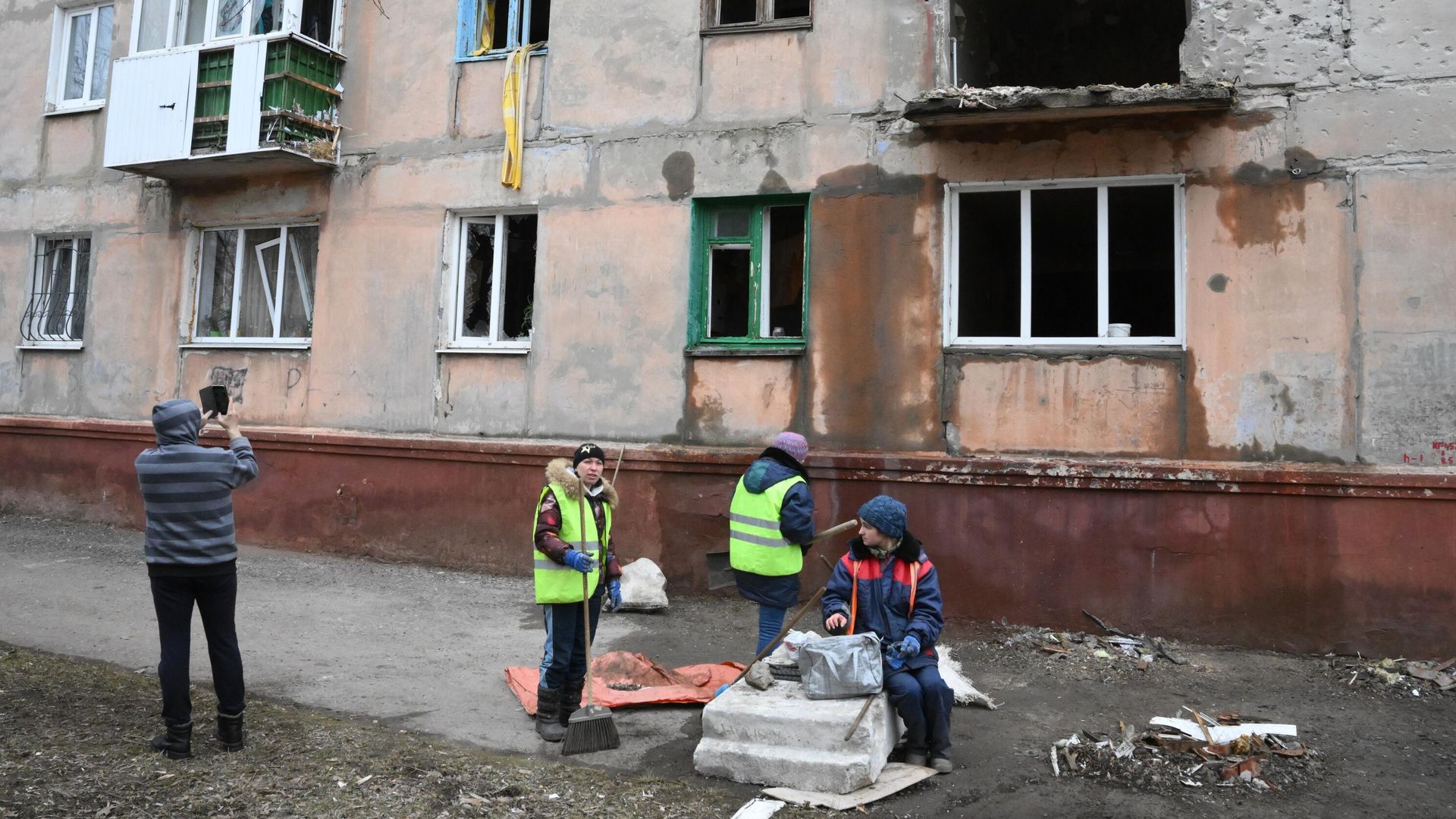 Жилой дом в Горловке, поврежденный в результате обстрела Жилой дом в Горловке, поврежденный в результате обстрела - РИА Новости, 1920, 04.03.2022