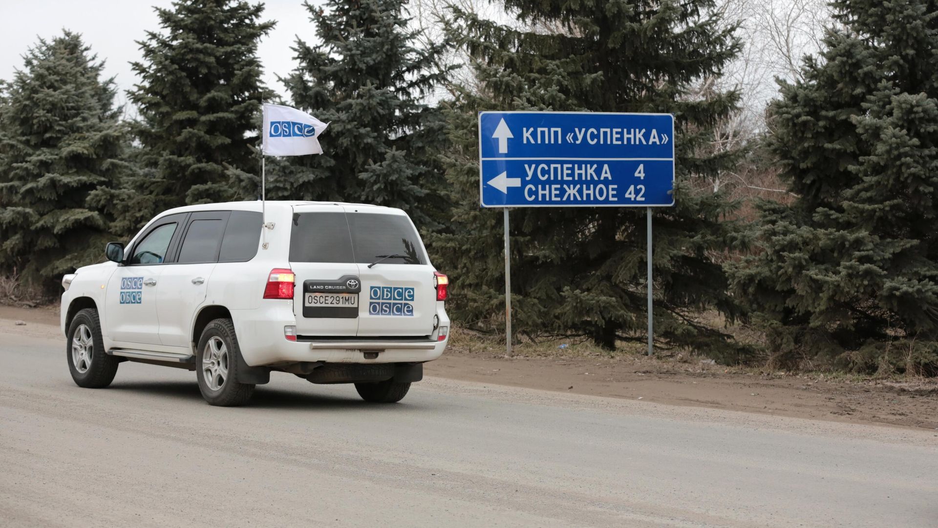 Автомобиль специальной мониторинговой миссии ОБСЕ покидает территорию Донецкой народной республики Автомобиль специальной мониторинговой миссии ОБСЕ покидает территорию Донецкой народной республики - РИА Новости, 1920, 25.04.2022