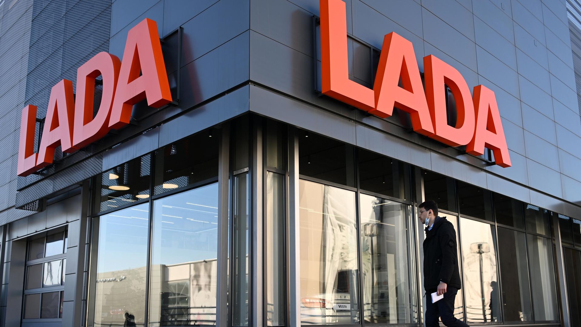 Вывеска российского производителя автомобилей Lada в автосалоне Вывеска российского производителя автомобилей Lada в автосалоне - РИА Новости, 1920, 01.03.2023