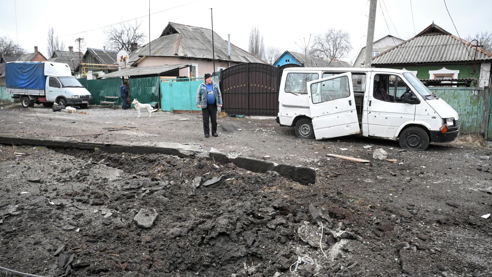 Воронка от взрыва и поврежденный в результате обстрела автомобиль в Киевском районе Донецка Воронка от взрыва и поврежденный в результате обстрела автомобиль в Киевском районе Донецка - РИА Новости, 1920, 05.03.2022