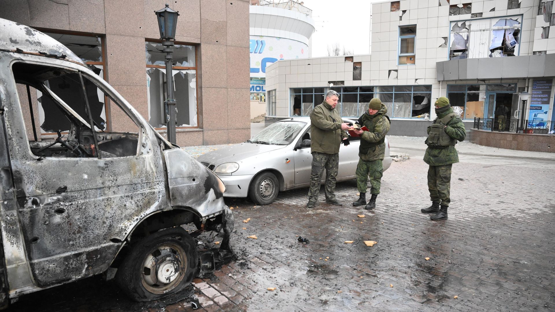 Сотрудники военной комендатуры у сгоревшего в результате обстрелов автомобиля в Киевском районе Донецка Сотрудники военной комендатуры у сгоревшего в результате обстрелов автомобиля в Киевском районе Донецка - РИА Новости, 1920, 06.03.2022
