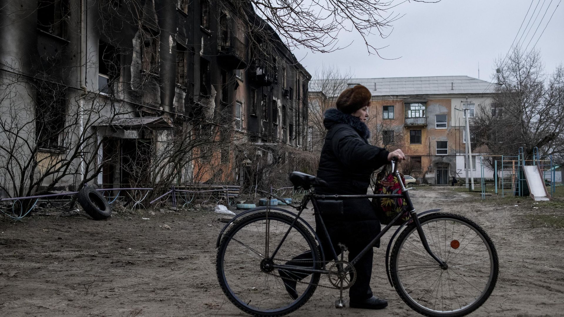 Женщина везет велосипед во дворе жилого дома в городе Счастье в Луганской народной республике Женщина везет велосипед во дворе жилого дома в городе Счастье в Луганской народной республике - РИА Новости, 1920, 03.03.2022
