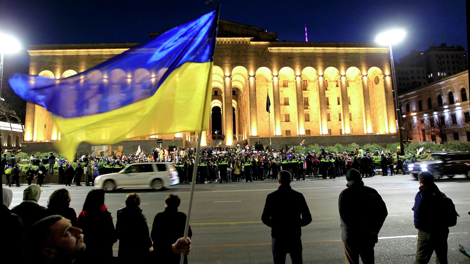 Демонстранты размахивают украинским флагом перед парламентом Грузии во время акции протеста в Тбилиси Демонстранты размахивают украинским флагом перед парламентом Грузии во время акции протеста в Тбилиси - РИА Новости, 1920, 02.03.2022