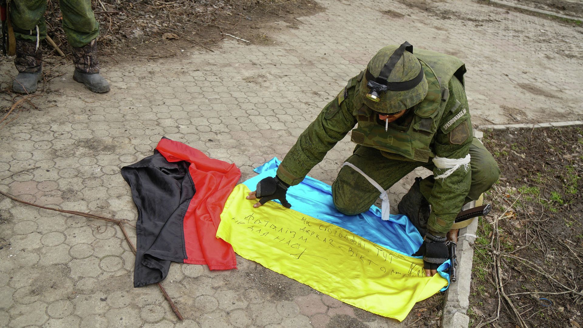 Флаги Украины и Правого сектора*, найденные в бывшем расположении ВСУ под Мариуполем Флаги Украины и Правого сектора*, найденные в бывшем расположении ВСУ под Мариуполем - РИА Новости, 1920, 03.04.2022