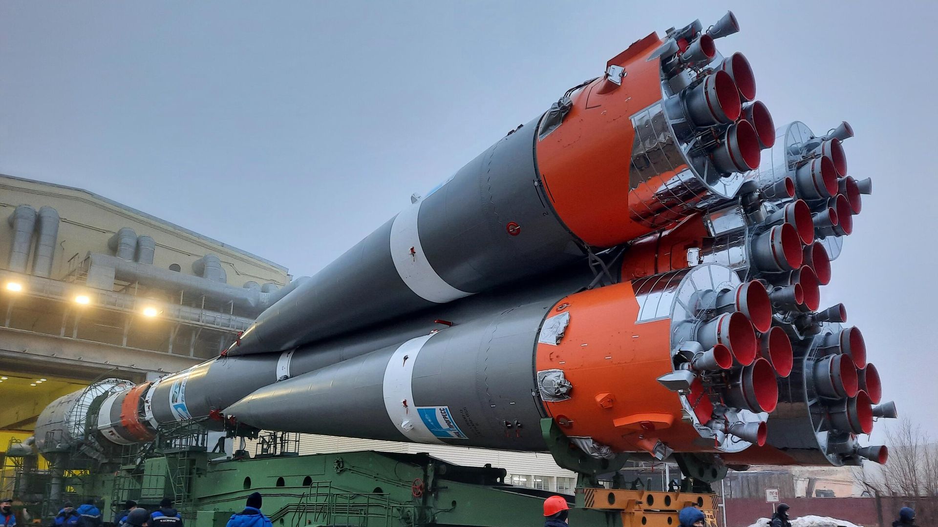 Транспортировка ракеты-носителя Союз-2.1б с разгонным блоком Фрегат и британскими спутниками связи OneWeb на стартовый комплекс космодрома Байконур Транспортировка ракеты-носителя Союз-2.1б с разгонным блоком Фрегат и британскими спутниками связи OneWeb на стартовый комплекс космодрома Байконур - РИА Новости, 1920, 02.03.2022