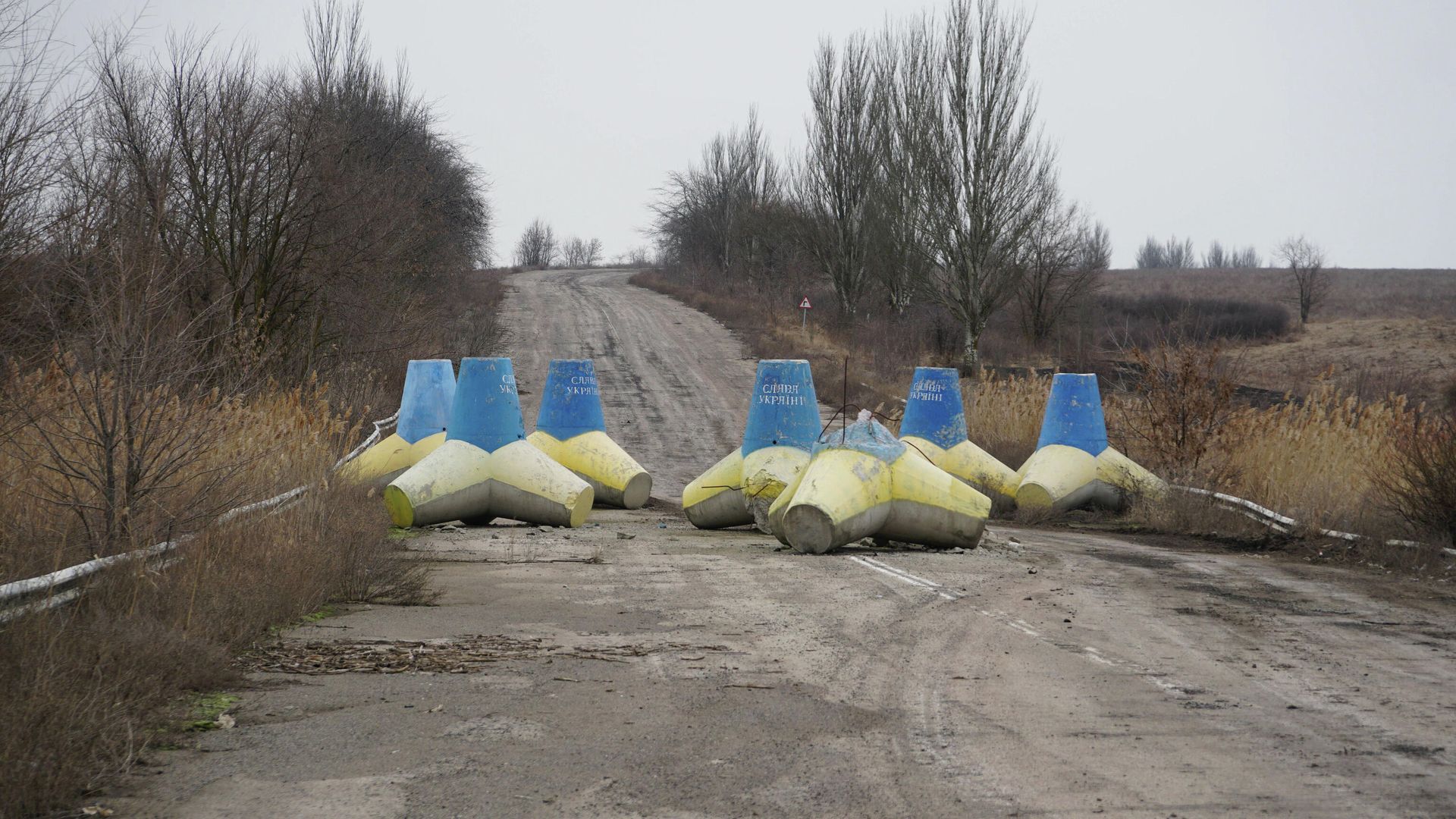 Противотанковые заграждения на трассе Новоазовск - Мариуполь Противотанковые заграждения на трассе Новоазовск - Мариуполь - РИА Новости, 1920, 05.03.2022