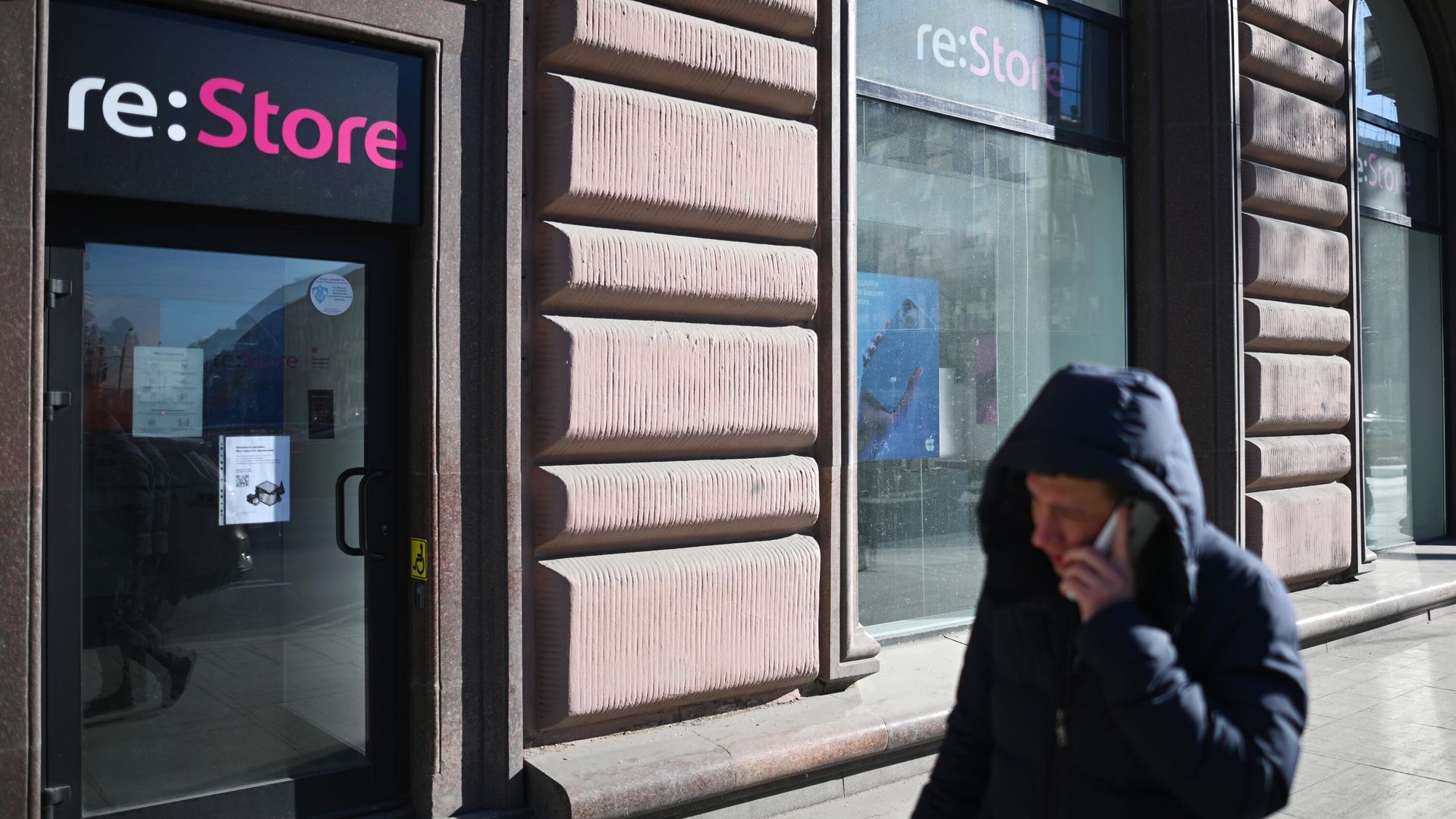 Мужчина у магазина техники Apple re:Store в Москве Мужчина у магазина техники Apple re:Store в Москве - РИА Новости, 1920, 03.03.2022