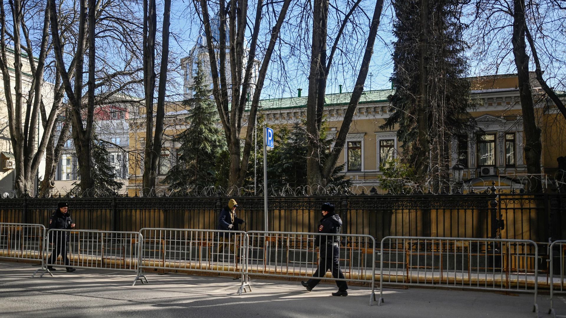 Ограждения у здания посольства Украины в Москве. 2 марта 2022 Ограждения у здания посольства Украины в Москве. 2 марта 2022 - РИА Новости, 1920, 02.03.2022