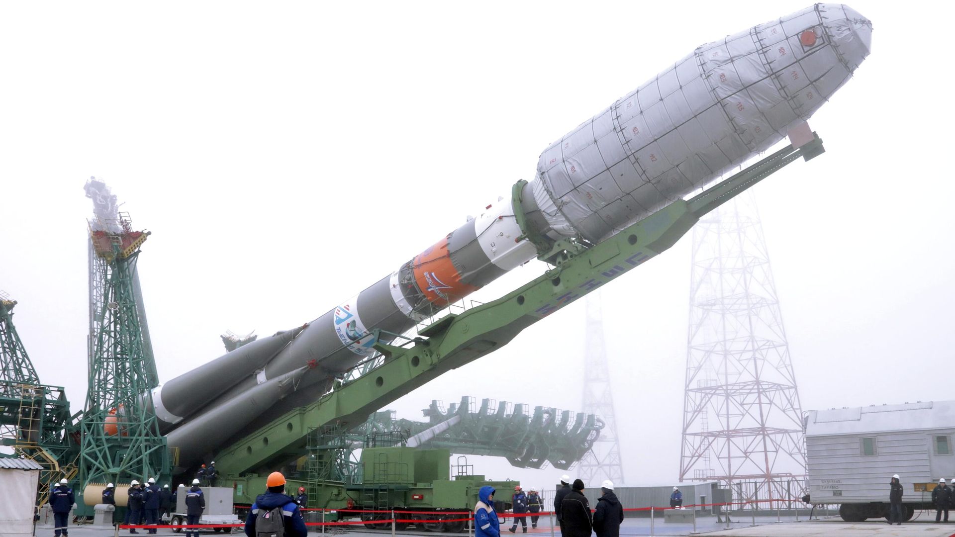Ракета-носитель Союз-2.1б с разгонным блоком Фрегат и британскими спутниками связи OneWeb во время установки на стартовый комплекс космодрома Байконур - РИА Новости, 1920, 10.03.2022