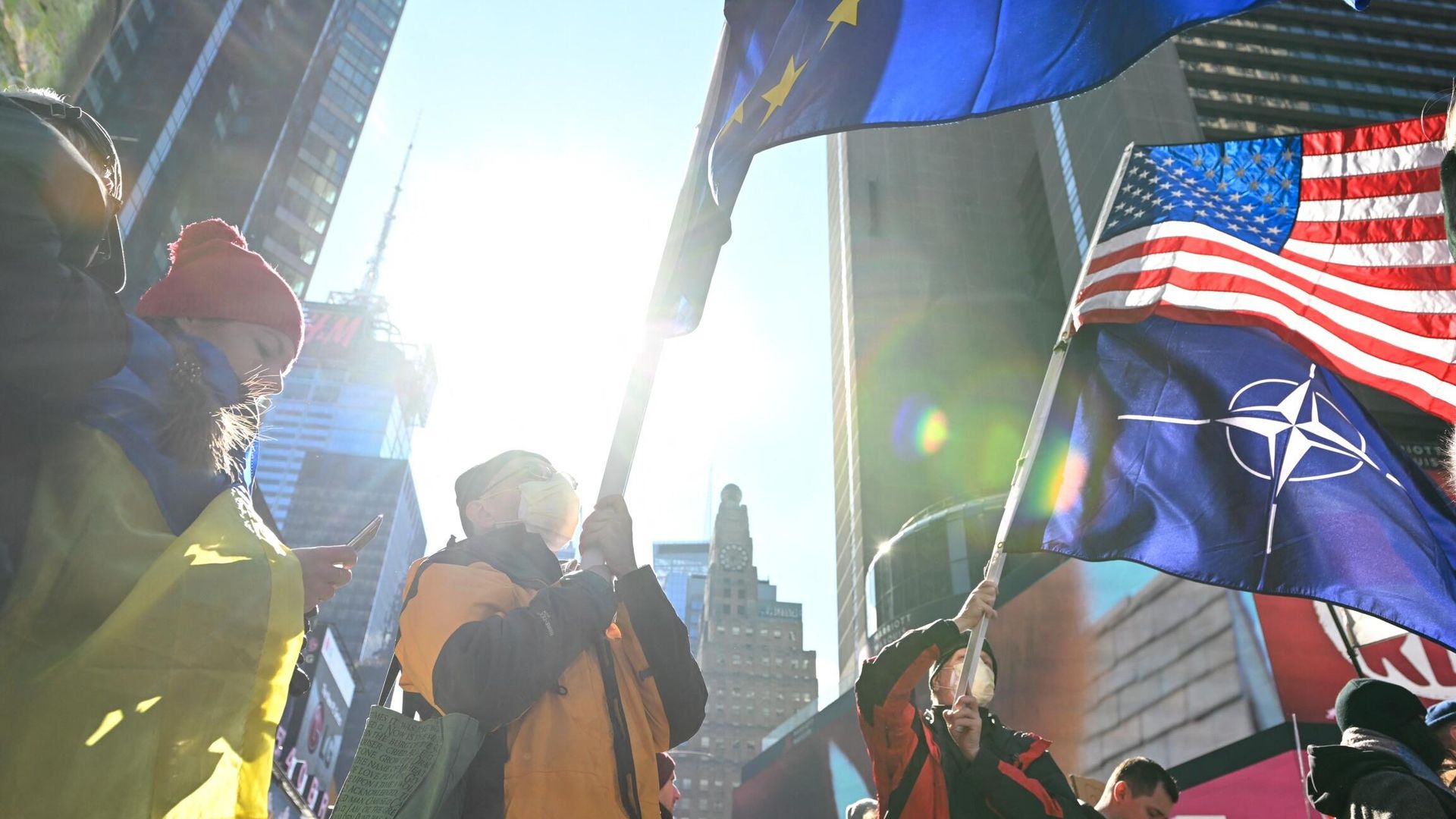 Участники митинга с флагами США, НАТО и Украины на Таймс-сквер в Нью-Йорке Участники митинга с флагами США, НАТО и Украины на Таймс-сквер в Нью-Йорке - РИА Новости, 1920, 03.03.2022