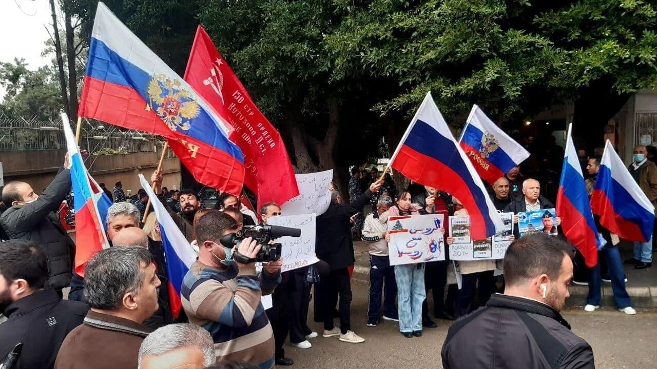 Представители Русской диаспоры и граждане Ливана во время митинги в поддержку России у посольства России в Бейруте Представители Русской диаспоры и граждане Ливана во время митинги в поддержку России у посольства России в Бейруте - РИА Новости, 1920, 02.03.2022