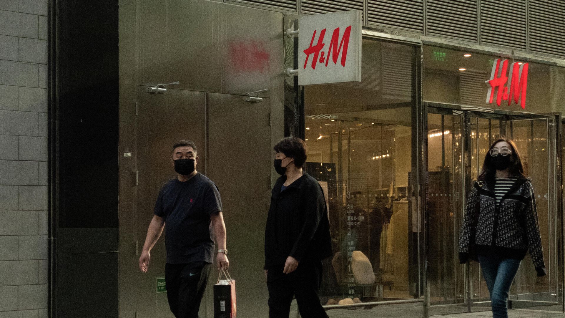 Прохожие возле магазина H&M - РИА Новости, 1920, 02.03.2022