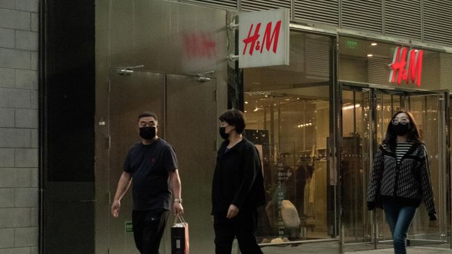 Прохожие возле магазина H&M в Пекине