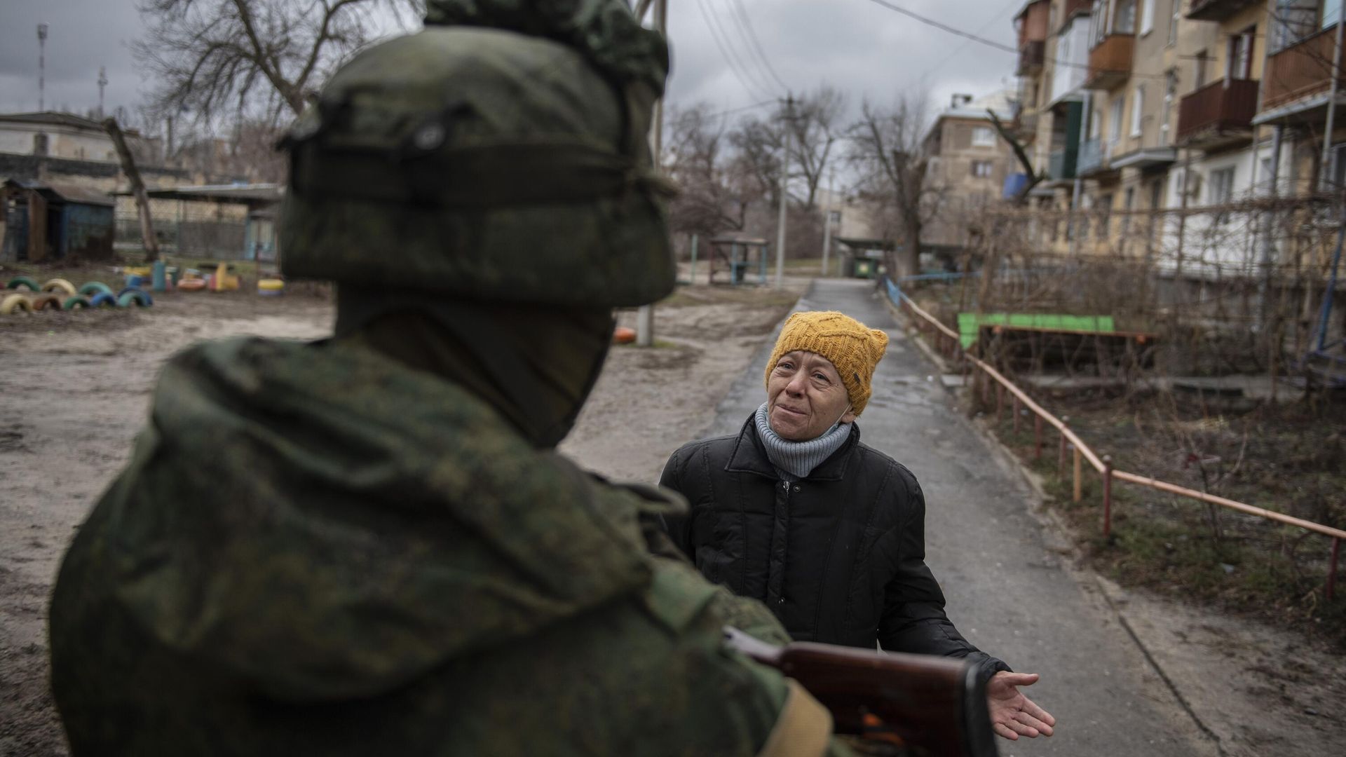 Военнослужащий и жительница города Счастье в Луганской области Военнослужащий и жительница города Счастье в Луганской области - РИА Новости, 1920, 20.03.2022