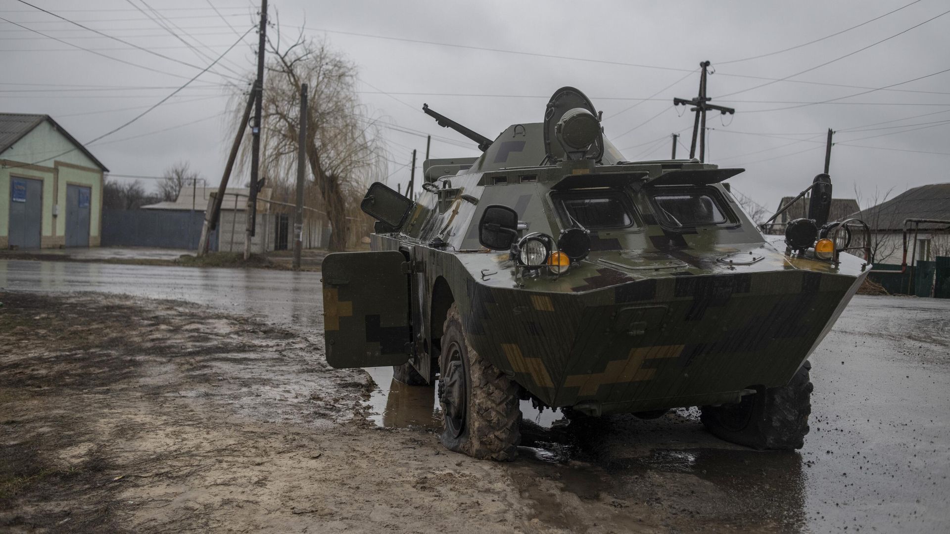 Брошенная военная техника ВСУ на улице поселения в Луганской народной республике Брошенная военная техника ВСУ на улице поселения в Луганской народной республике - РИА Новости, 1920, 17.04.2022