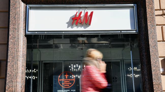 Женщина возле магазина H&M в Москве