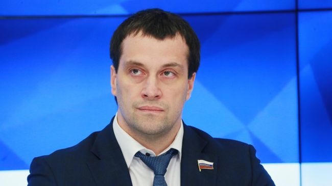 Член Совета Федерации, двукратный чемпион мира по силовому троеборью Эдуард Исаков