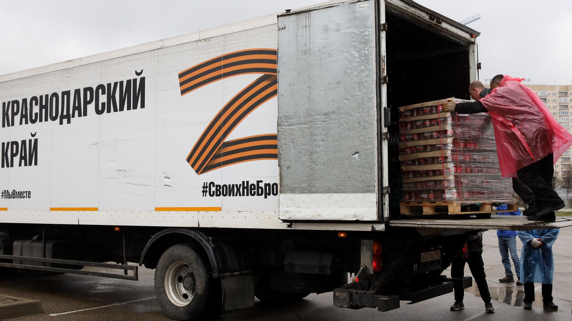 Волонтеры загружают консервированные продукты в грузовые автомобили перед выездом колонны с гуманитарным грузом из Краснодара в Херсон Волонтеры загружают консервированные продукты в грузовые автомобили перед выездом колонны с гуманитарным грузом из Краснодара в Херсон - РИА Новости, 1920, 02.04.2022