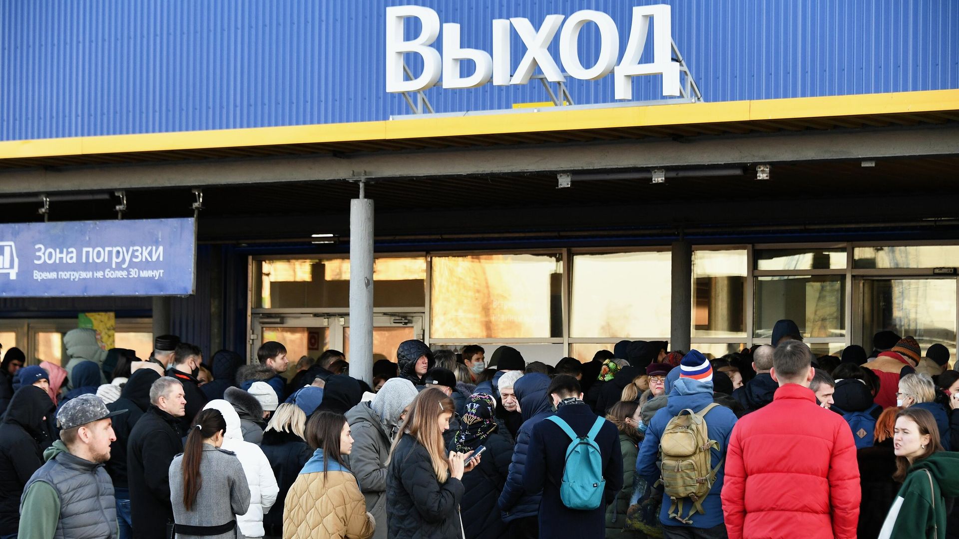 Покупатели возле магазина IKEA в Химках Покупатели возле магазина IKEA в Химках - РИА Новости, 1920, 15.06.2022