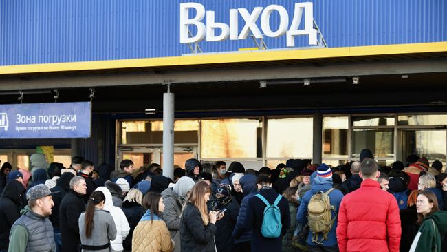 Покупатели возле магазина IKEA в Химках