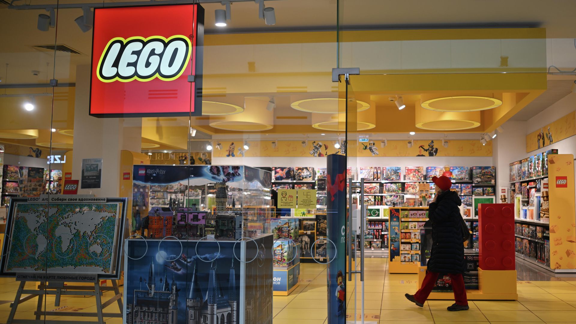 Женщина в магазине Lego в ТЦ Атриум в Москве Женщина в магазине Lego в ТЦ Атриум в Москве - РИА Новости, 1920, 29.09.2022