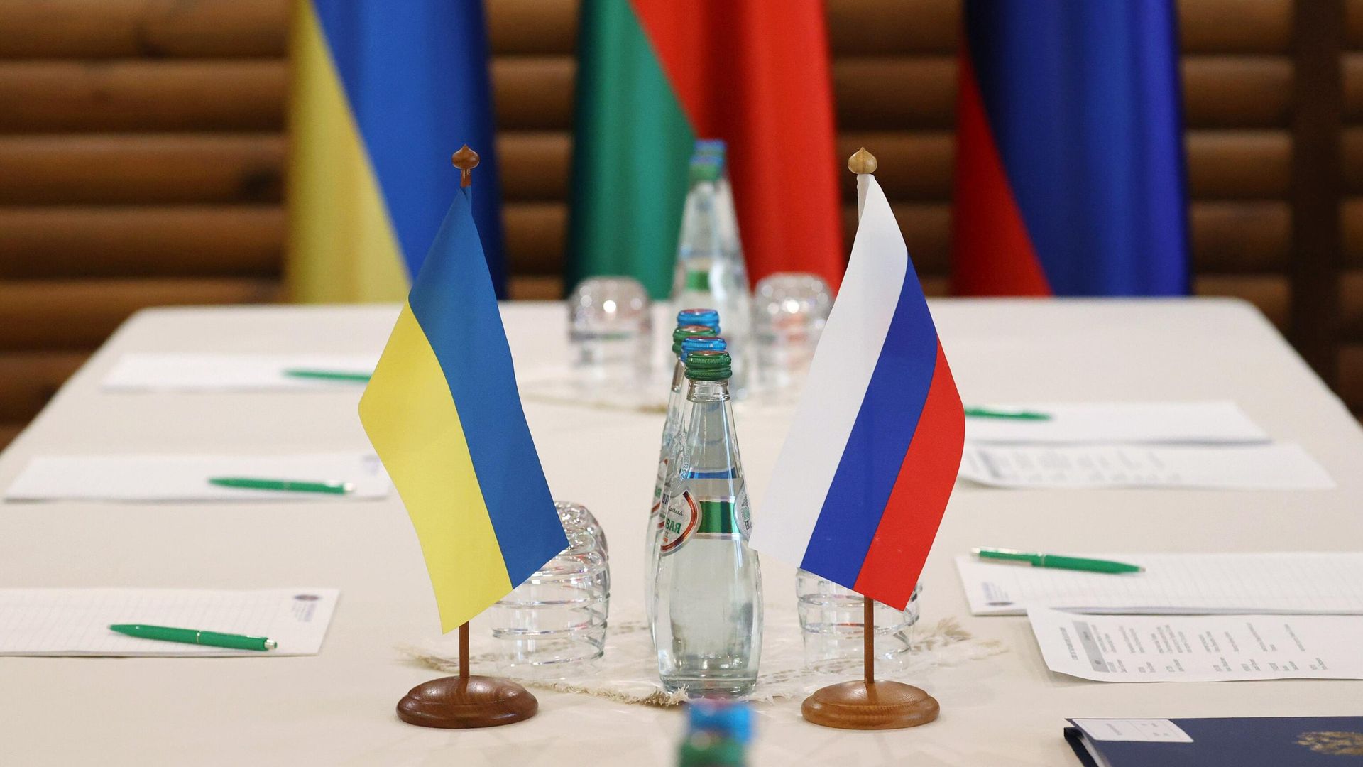 Флажки на столе, за которым пройдут российско-украинские переговоры Флажки на столе, за которым пройдут российско-украинские переговоры - РИА Новости, 1920, 24.02.2023