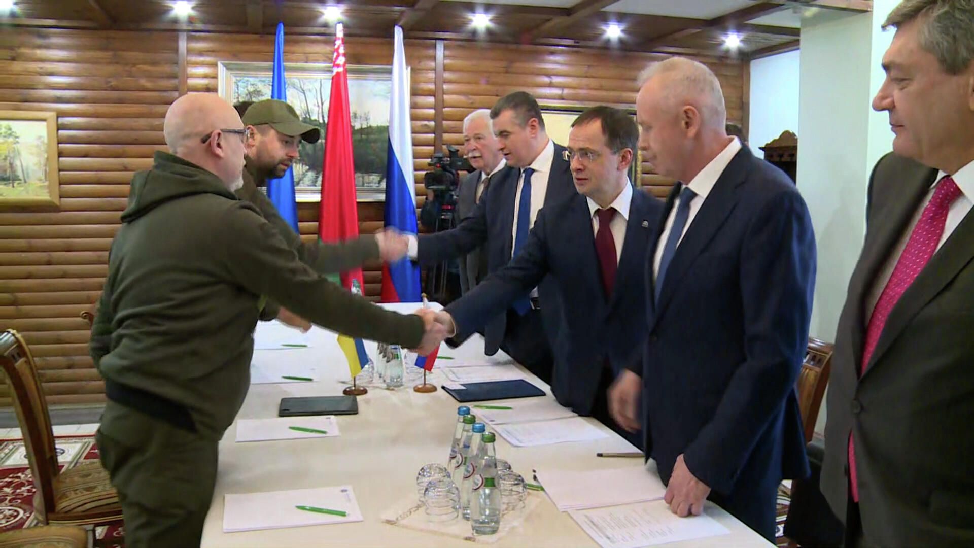 Представители российской и украинской делегаций на переговорах пожали друг другу руки Представители российской и украинской делегаций на переговорах пожали друг другу руки - РИА Новости, 1920, 03.03.2022