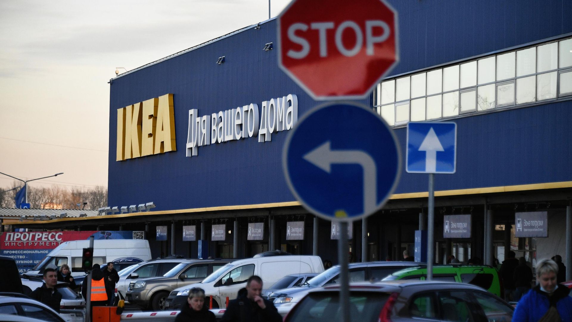 Люди возле магазина IKEA в Химках Московской области Люди возле магазина IKEA в Химках Московской области - РИА Новости, 1920, 03.03.2022