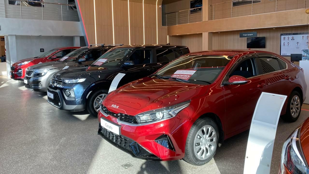 Автомобили в автосалоне Автомобили в автосалоне - РИА Новости, 1920, 07.05.2026