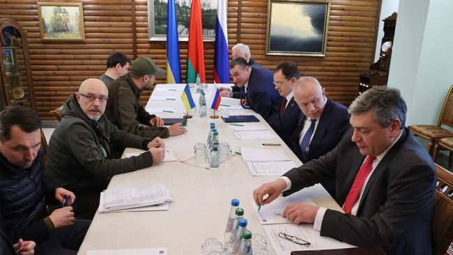 Члены делегаций на российско-украинских переговорах в Белоруссии