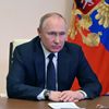 Президент России Владимир Путин во время оперативного совещания с постоянными членами Совета безопасности Президент России Владимир Путин во время оперативного совещания с постоянными членами Совета безопасности