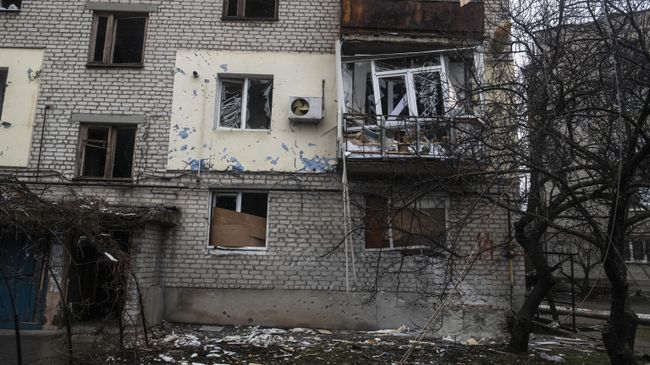 Разрушенный жилой дом в в ЛНР