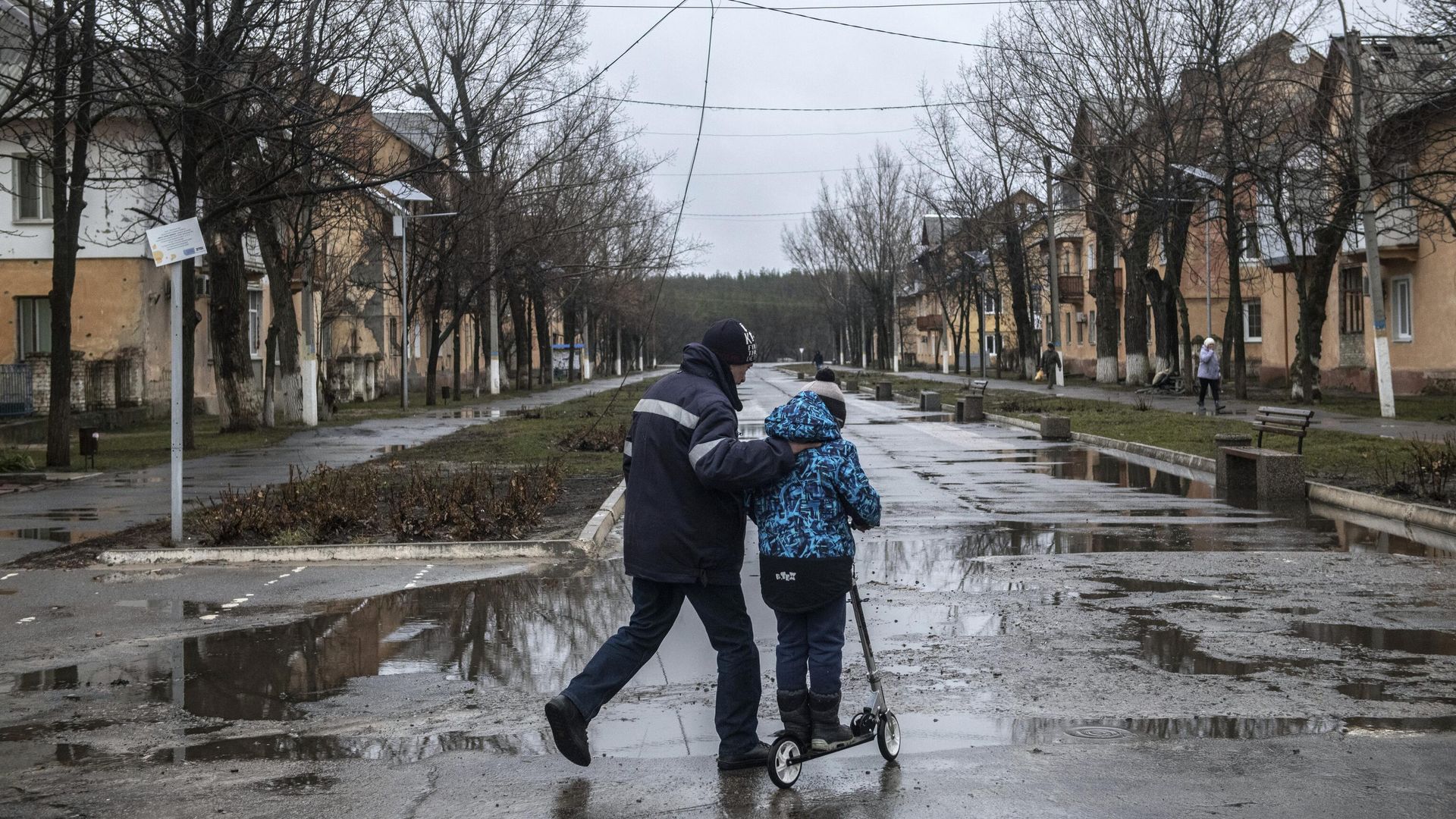 Мужчина с мальчиком на улице Мужчина с мальчиком на улице - РИА Новости, 1920, 21.04.2022