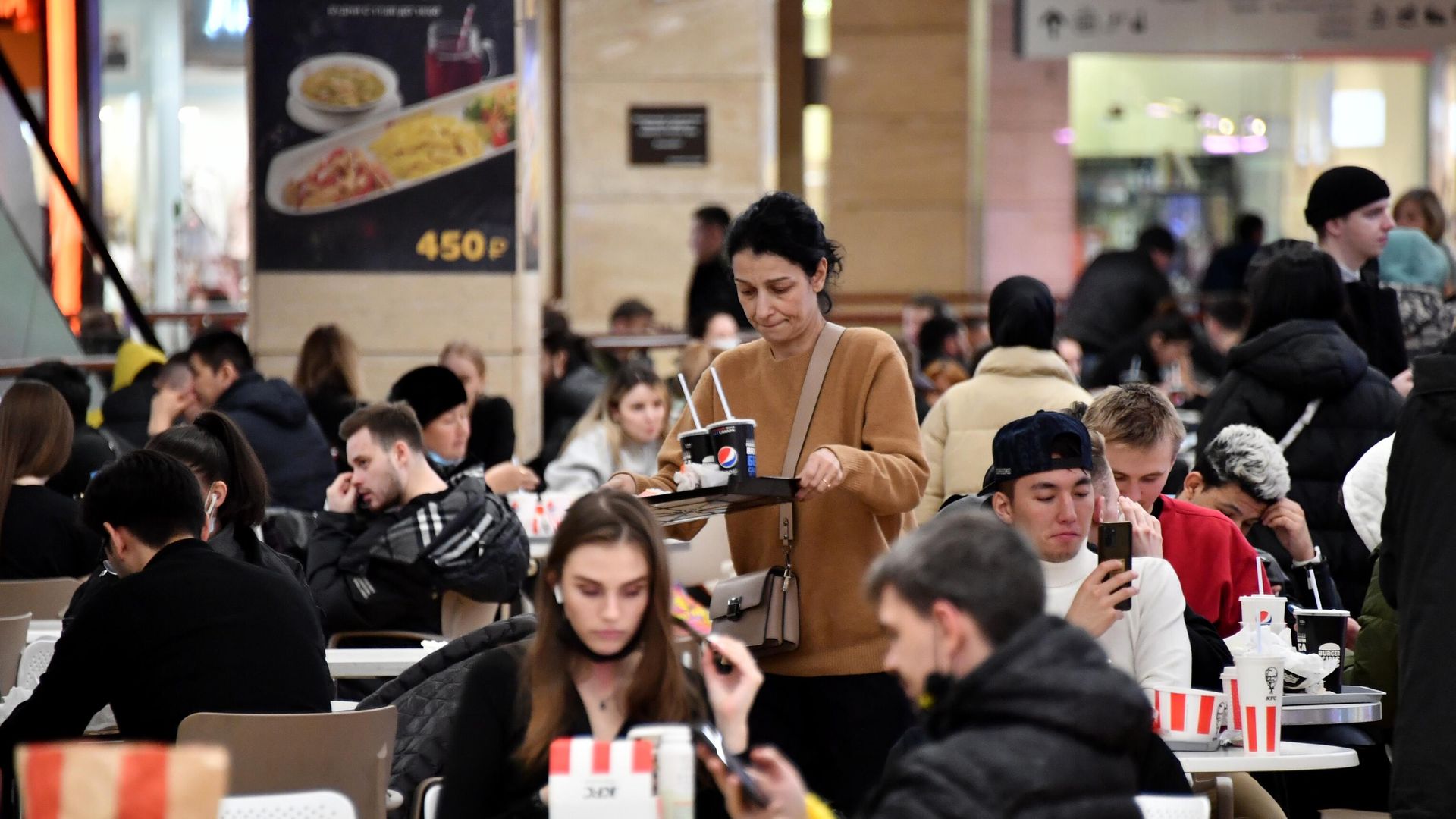 Посетители фудкорта в торговом центре Афимолл Сити в Москве Посетители фудкорта в торговом центре Афимолл Сити в Москве - РИА Новости, 1920, 07.09.2026