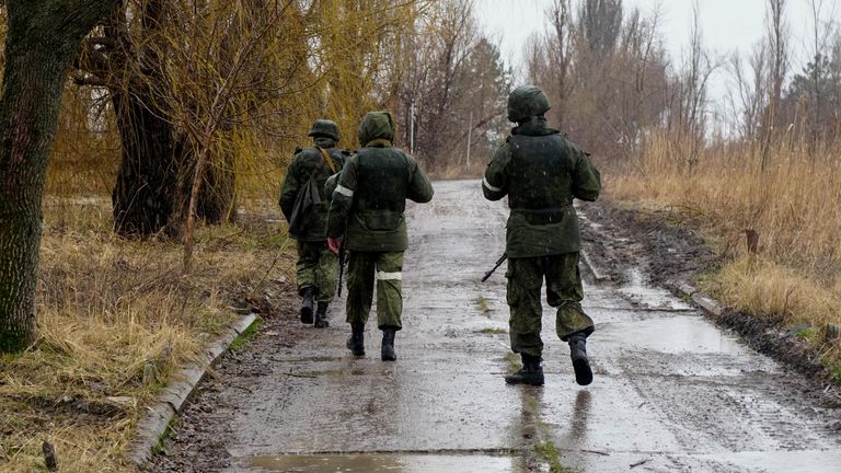 Военнослужащие Народной милиции ДНР в освобожденном селе Приморское в Донецкой народной республике Военнослужащие Народной милиции ДНР в освобожденном селе Приморское в Донецкой народной республике