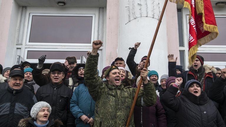 Жители радуются освобождению города Счастье в Луганской народной республике Жители радуются освобождению города Счастье в Луганской народной республике