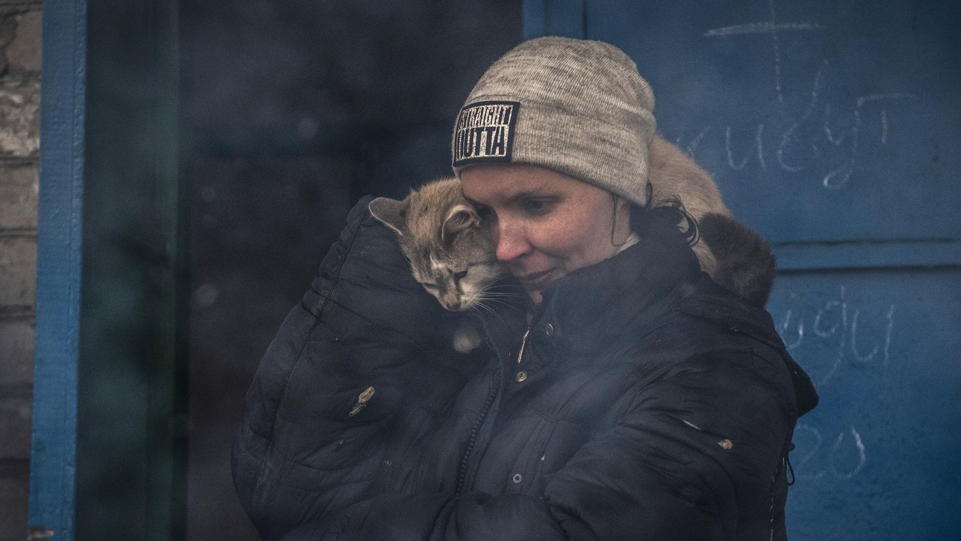 Женщина с котом на улице в освобожденном городе Счастье в Луганской народной республике Женщина с котом на улице в освобожденном городе Счастье в Луганской народной республике - РИА Новости, 1920, 08.03.2022