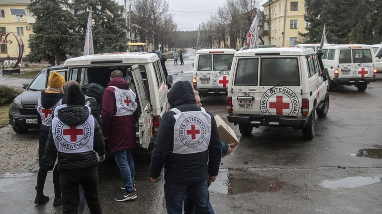 Сотрудники международного комитета Красного креста разгружают гуманитарную помощь в освобожденном городе Счастье в Луганской народной республике Сотрудники международного комитета Красного креста разгружают гуманитарную помощь в освобожденном городе Счастье в Луганской народной республике
