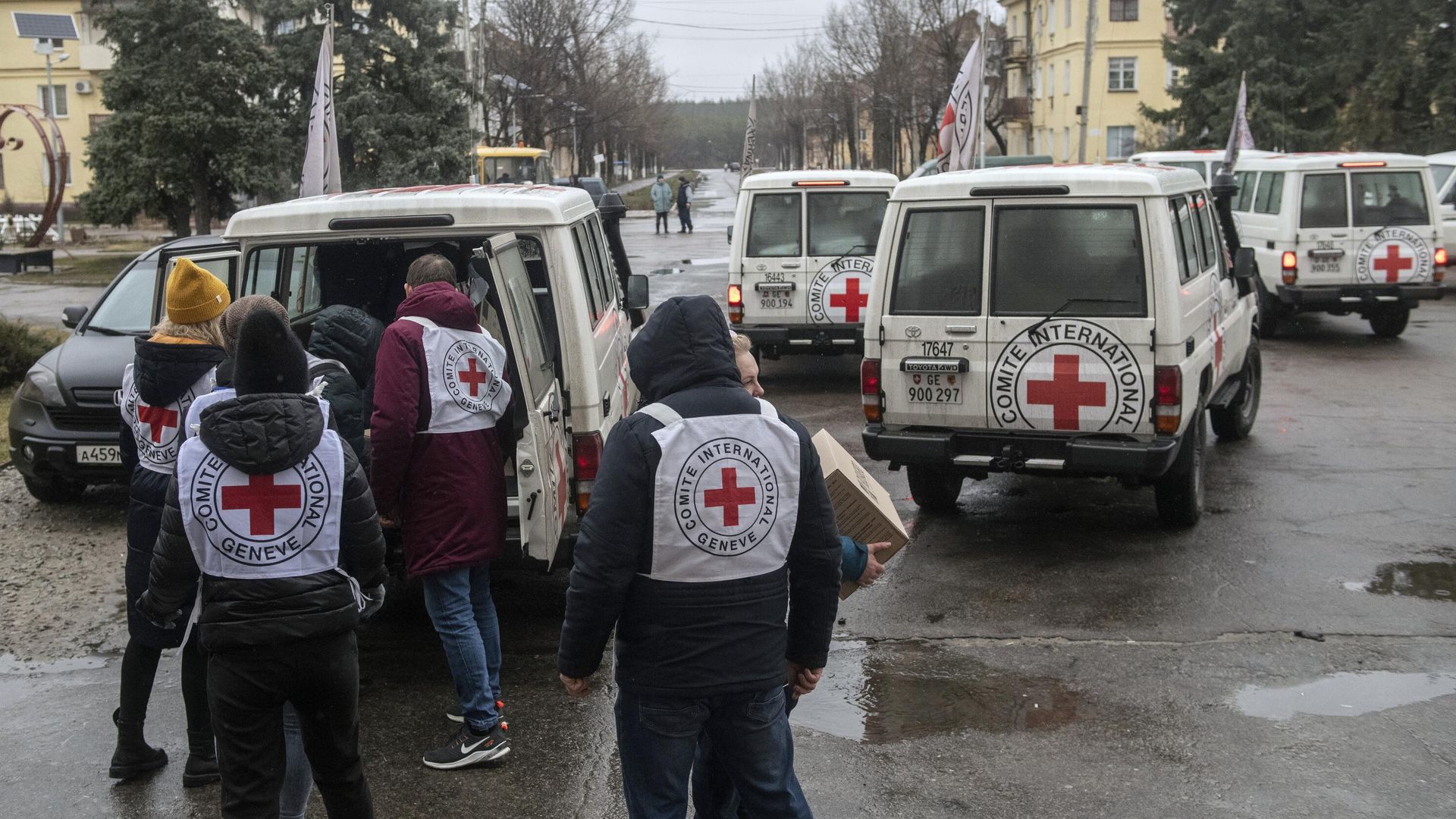 Сотрудники международного комитета Красного креста разгружают гуманитарную помощь в освобожденном городе Счастье в Луганской народной республике - РИА Новости, 1920, 15.05.2022