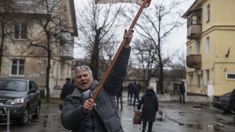 Мужчина радуется освобождению города Счастье в Луганской народной республике. Мужчина радуется освобождению города Счастье в Луганской народной республике.